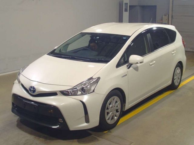 12676 Toyota Prius alpha ZVW40W 2016 г. (TAA Yokohama)